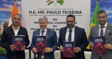 लीड्स कनेक्ट के 'केदार पार्वती' प्रोग्राम की शुरुआत करते ब्राजील के कृषि विकास एवं पारिवारिक खेती मंत्री पाउलो टेक्सेरा, बीएल एग्रो ग्रुप के मैनेजिंग डायरेक्टर आशीष खंडेलवाल व लीड्स कनेक्ट के एमडी नवनीत रविकर।