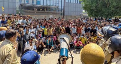 नोएडा में सैलरी को लेकर बवाल, आगजनी तोड़फोड़, कई घायल, सैकड़ों गिरफ्तार