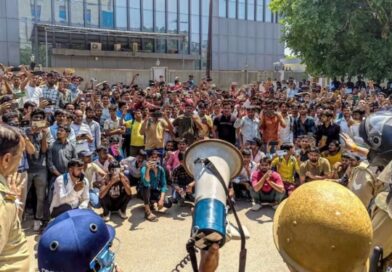 नोएडा में सैलरी को लेकर बवाल, आगजनी तोड़फोड़, कई घायल, सैकड़ों गिरफ्तार