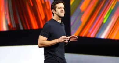 टिम कुक के बाद जॉन टर्नस संभालेंगे एपल की कमान, 15 साल बाद बदला CEO